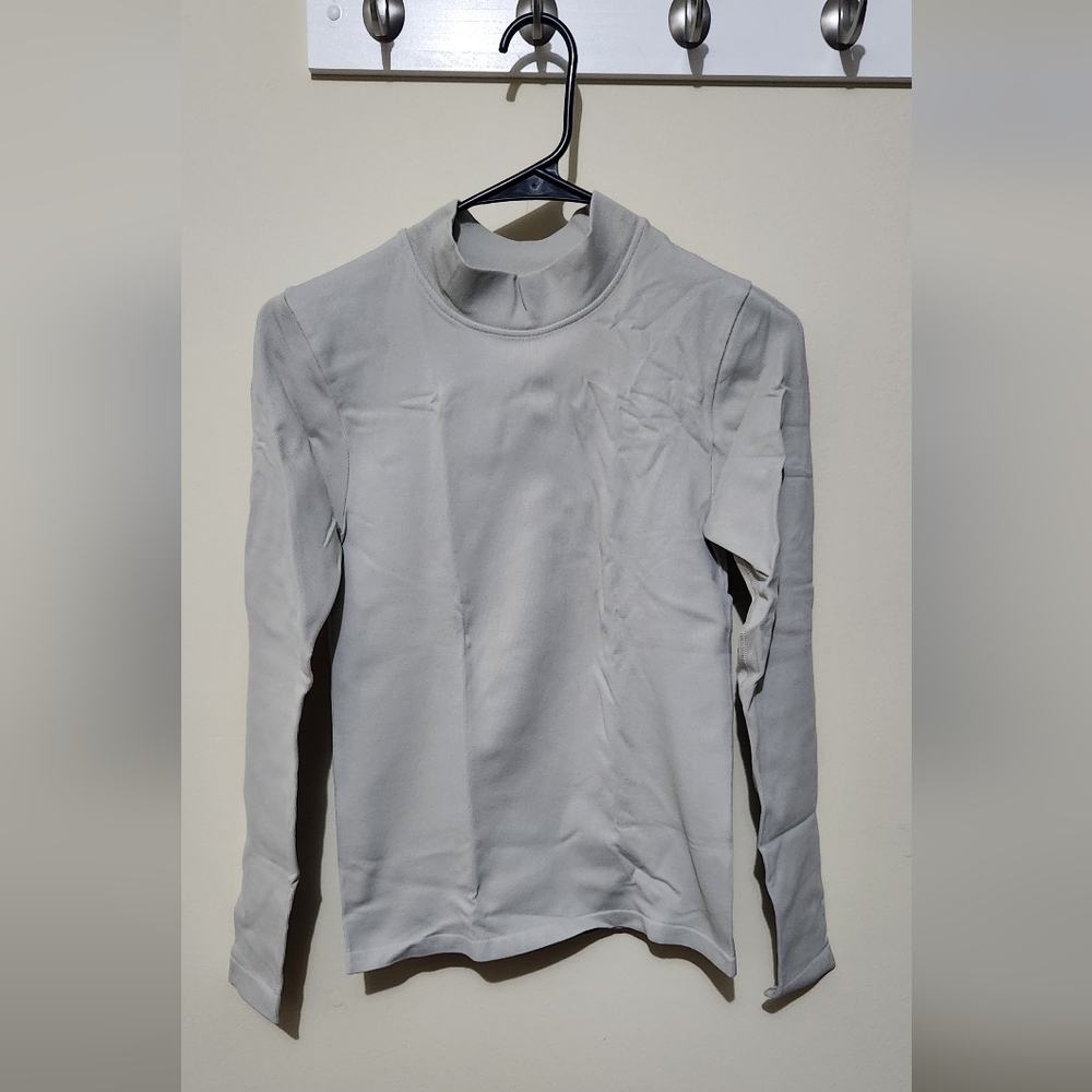 Chic Women's Long Sleeve Top in Light Gray